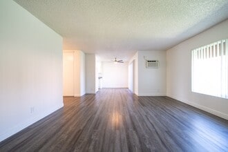 1440 Oak Dr, Unit F08 in Vista, CA - Building Photo - Building Photo