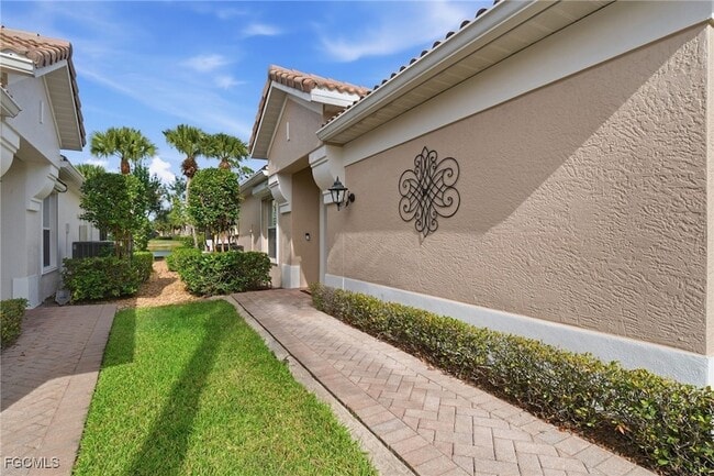 11041 Iron Horse Way in Ft. Myers, FL - Foto de edificio - Building Photo