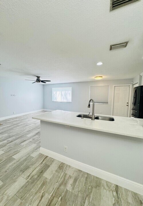 77 Fairways Ln in Royal Palm Beach, FL - Building Photo