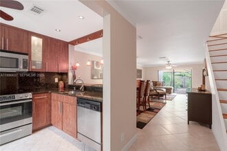 3024 S Oakland Forest Dr in Oakland Park, FL - Building Photo - Building Photo