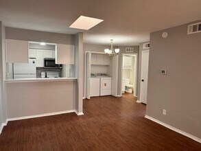 9520 Royal Ln, Unit 317C in Dallas, TX - Building Photo - Building Photo