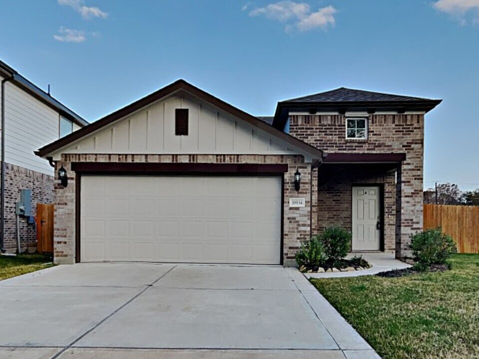 16934 Lagos Ln in Crosby, TX - Building Photo