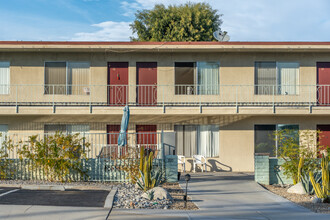 100 W Via Olivera in Palm Springs, CA - Building Photo - Building Photo