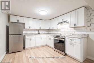 7121 Dorchester Rd in Niagara Falls, ON - Building Photo - Building Photo