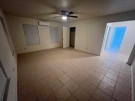217 N 1st St, Unit 7 in Kingsville, TX - Building Photo