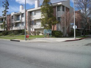 7211 Cozycroft Ave, Unit 49 in Winnetka, CA - Building Photo - Building Photo