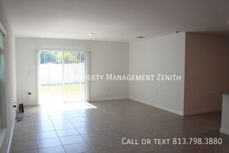 37456 Angel Wings Ave in Zephyrhills, FL - Foto de edificio - Building Photo