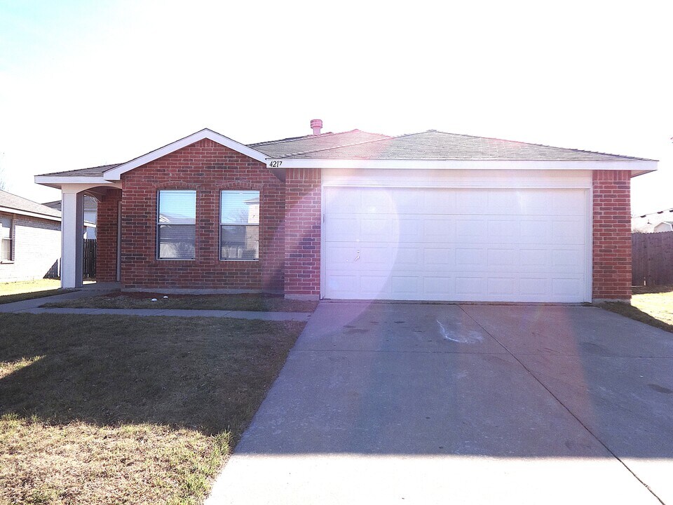 4217 Meadowknoll Dr in Fort Worth, TX - Building Photo