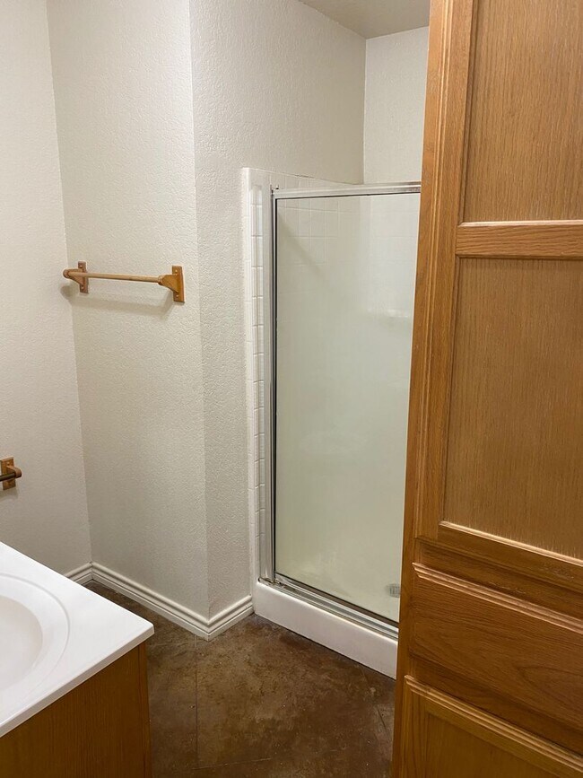 1322 Country Club Rd-Unit -F in Cleburne, TX - Building Photo - Building Photo