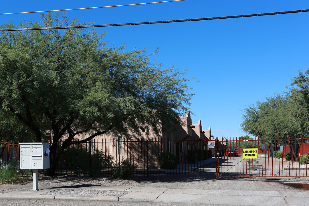 1443 N Sycamore Blvd in Tucson, AZ - Foto de edificio