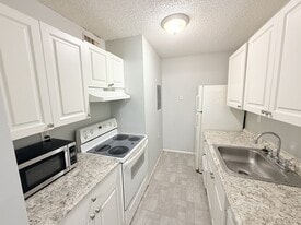 105 Benoist Farms Rd in West Palm Beach, FL - Building Photo