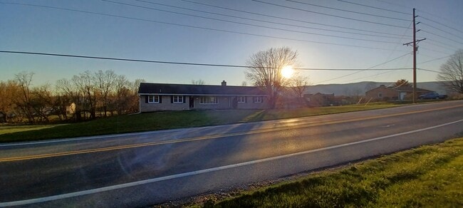 12402 Buchanan Trl W, Unit Unit C in Mercersburg, PA - Foto de edificio - Building Photo