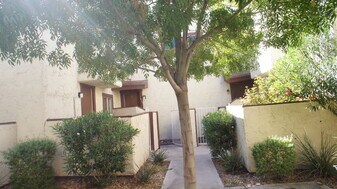 5047 Spencer St in Las Vegas, NV - Building Photo