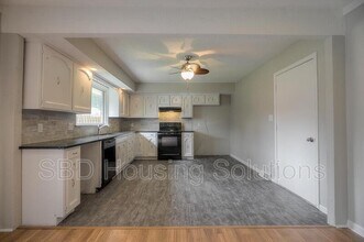 1616 S Pleasant St in Independence, MO - Building Photo - Building Photo