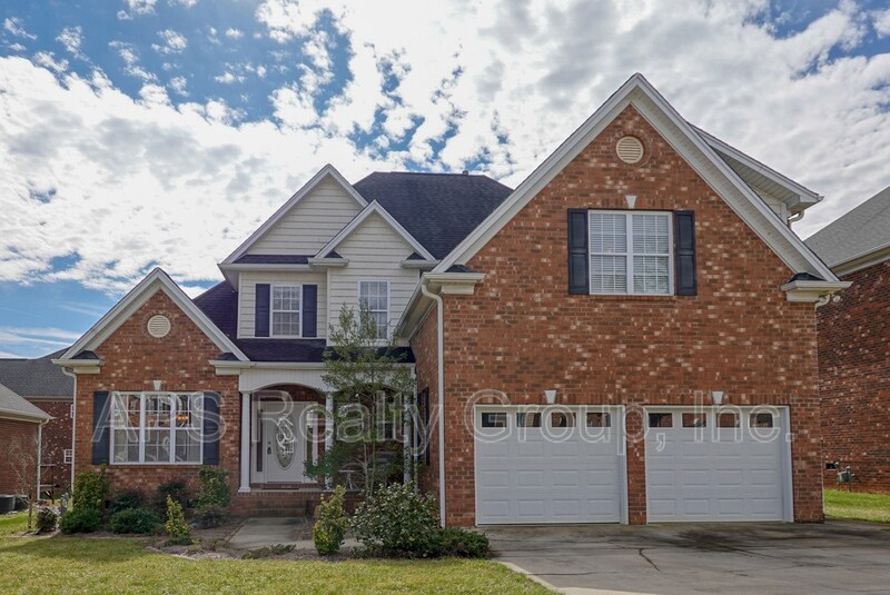 825 Cameron Village Dr in Winston-Salem, NC - Building Photo
