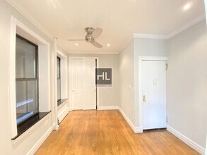 Mott Street in New York, NY - Foto de edificio - Building Photo