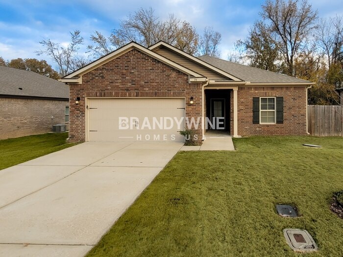 94 Vivian Way in Millington, TN - Foto de edificio