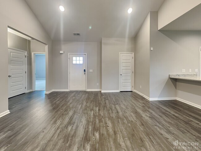 1008 Cyril Dr in Spring Hill, TN - Foto de edificio - Building Photo
