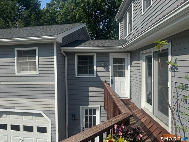 12 Taunton Lake Dr in Newtown, CT - Building Photo - Building Photo