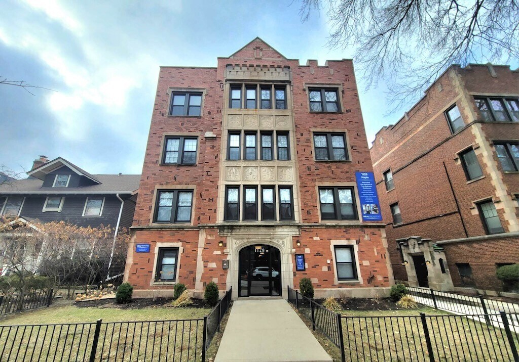 1131 Maple Ave in Evanston, IL - Building Photo