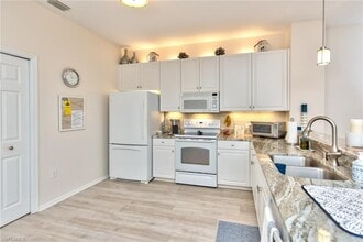 10045 Heather Ln-Unit -2-204 in Naples, FL - Building Photo - Building Photo