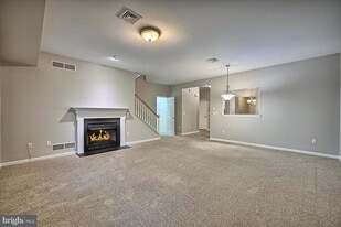 2086 Deer Run Dr in Hummelstown, PA - Building Photo