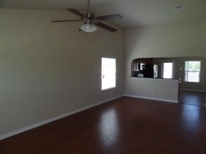 521 Heritage Springs Trail in Round Rock, TX - Foto de edificio - Building Photo