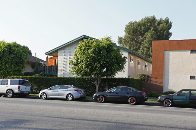 19224 Parthenia St in Northridge, CA - Building Photo - Building Photo