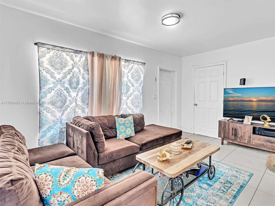 2126 Cleveland St in Hollywood, FL - Building Photo