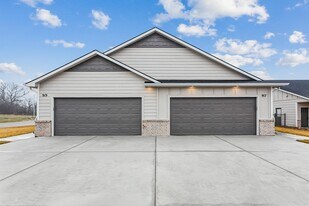 917 S Logan St, Unit 917 in Newton, KS - Building Photo