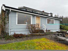 7750 Yeomalt Pl NE in Bainbridge Island, WA - Building Photo