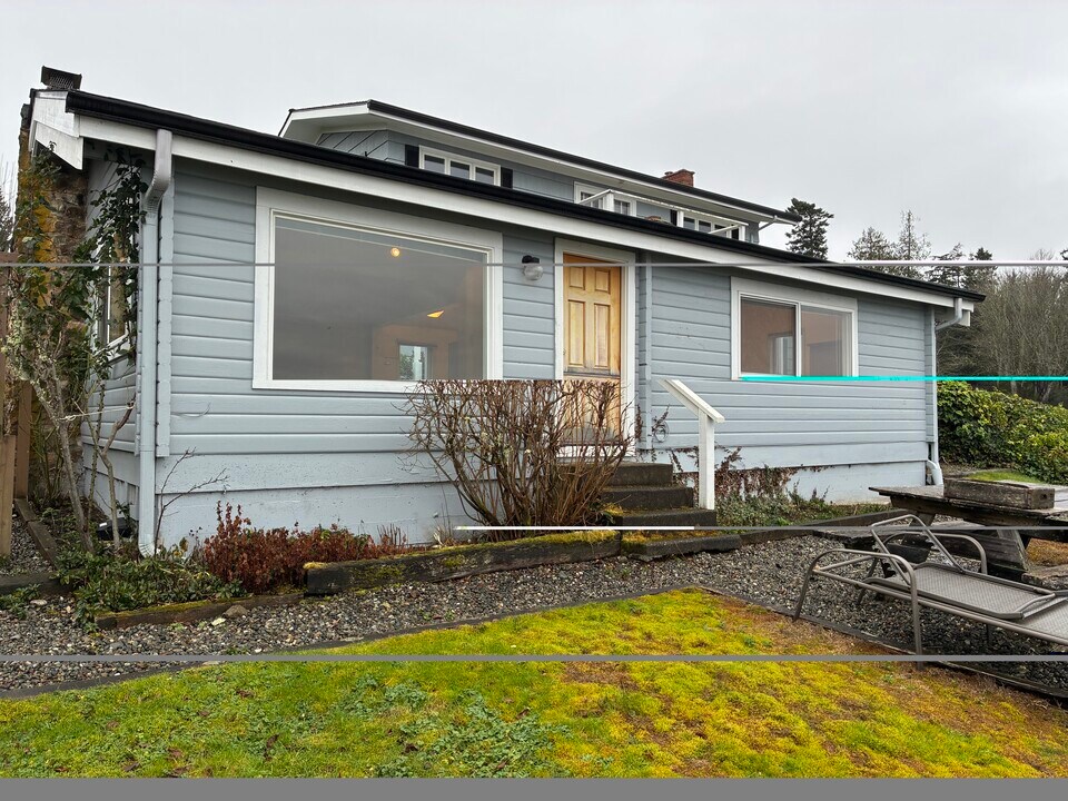 7750 Yeomalt Pl NE in Bainbridge Island, WA - Foto de edificio