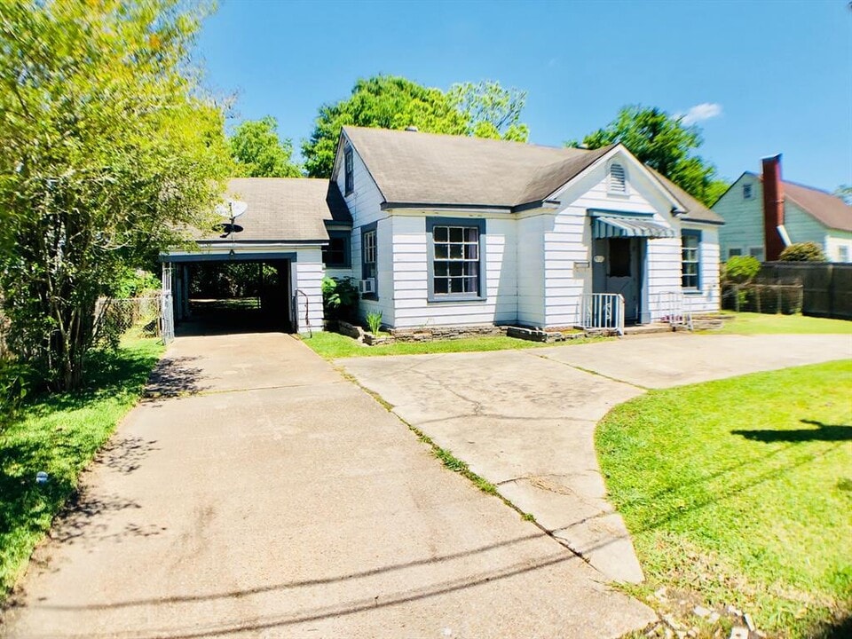 1836 Rivercrest St in Beaumont, TX - Building Photo