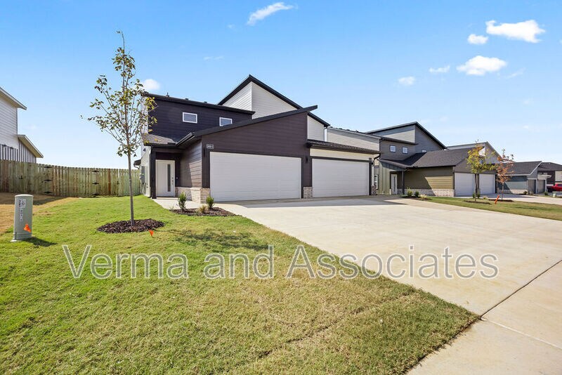 1801 SW Poigai Wy in Bentonville, AR - Building Photo