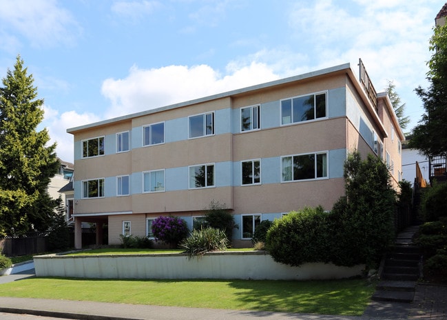 2222 W 1st Ave in Vancouver, BC - Building Photo - Primary Photo