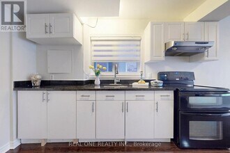 64 Sassafras Cir in Vaughan, ON - Building Photo - Building Photo