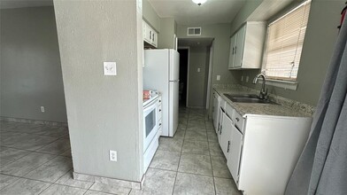 9616 Long Point Rd in Houston, TX - Building Photo - Building Photo