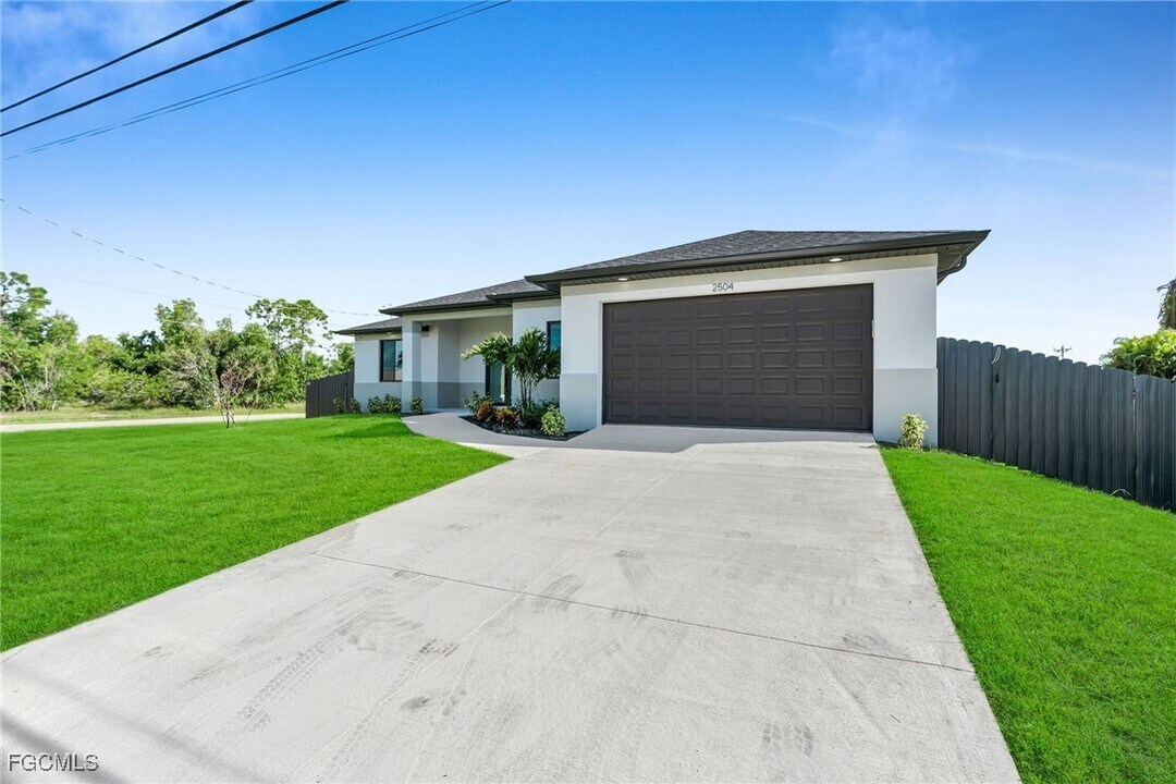 2504 SW 32nd St in Cape Coral, FL - Building Photo