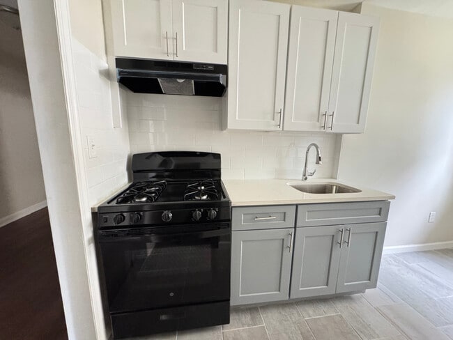 property at 25 Van Velsor Pl