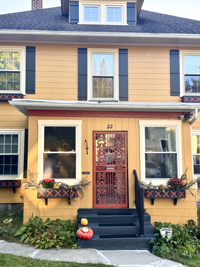 22 Wakefield St, Unit 2 in Worcester, MA - Foto de edificio - Building Photo