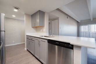 Uptown Square in Albuquerque, NM - Building Photo - Building Photo