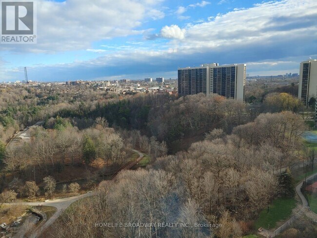 7-1607 Concorde Pl in Toronto, ON - Building Photo - Building Photo