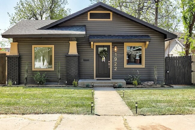 property at 1922 W Park Pl