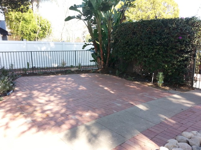 5623 Woodman Ave in Van Nuys, CA - Building Photo - Building Photo