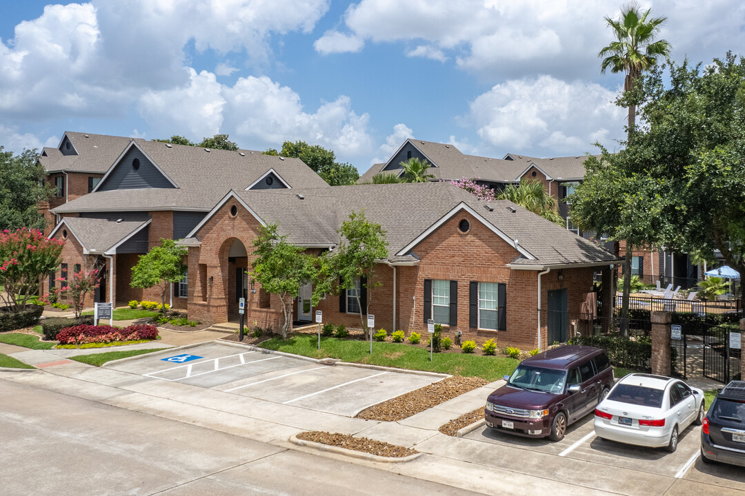 Compass at Windmill Lakes in Houston, TX - Building Photo