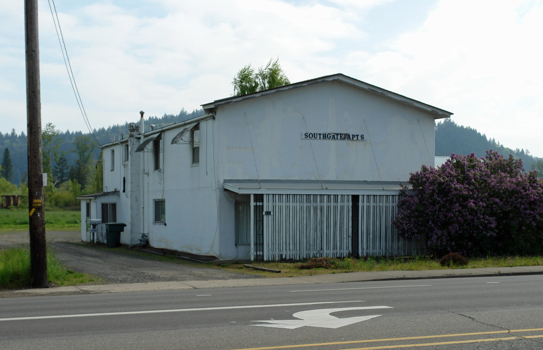 Southgate Apartments in Lebanon, OR - Building Photo