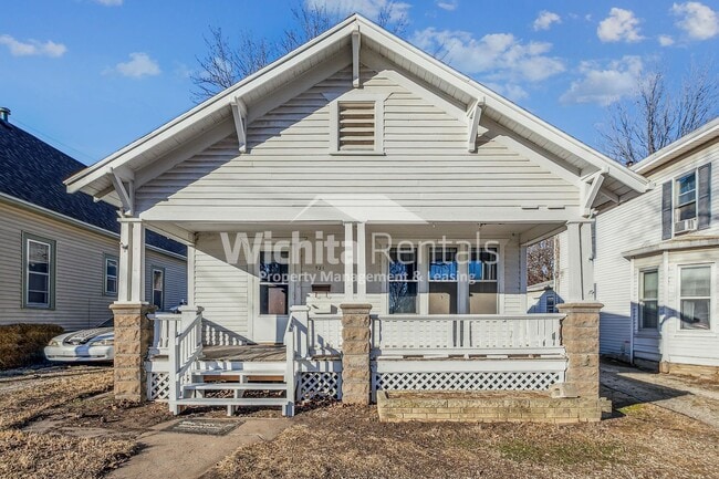 property at 921 N Poplar St