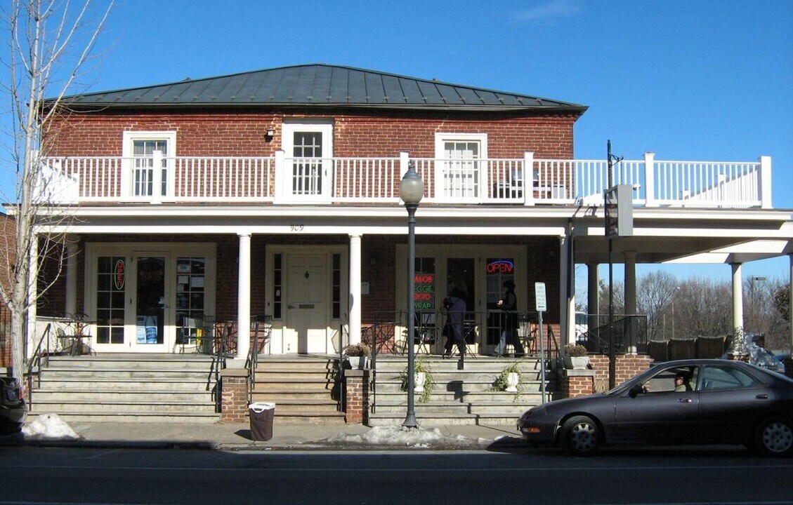 909 W Main St in Charlottesville, VA - Building Photo