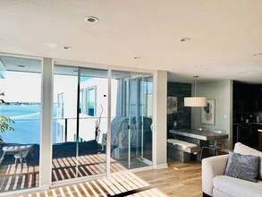 3850 Riviera Dr, Unit 3 in San Diego, CA - Building Photo - Building Photo