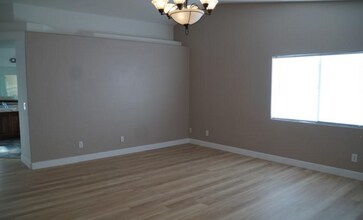 389 Foster Springs Rd in Las Vegas, NV - Building Photo - Building Photo